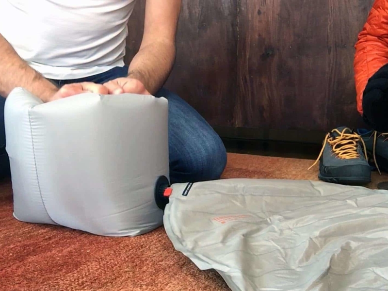 Le gonflage du matelas avec le sac pompe